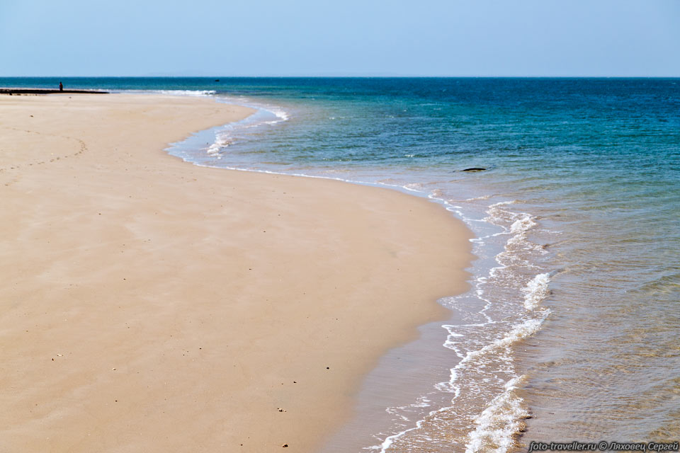 Приплыли на пляж, расположенный на северо-заподной оконечности 
острова Манда.
Белый песок. Множество не очень жилых вилл. Людей на пляже нет.