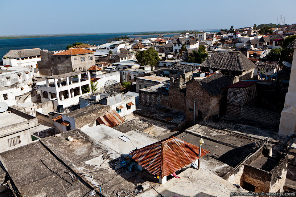 Вид на город Ламу с смотровой площадки - крыши отеля 
Поле-Поле (Pole Pole Guest House)
