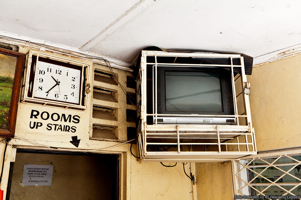 Телевизор и часы на ресепшене в отеле держат под замком