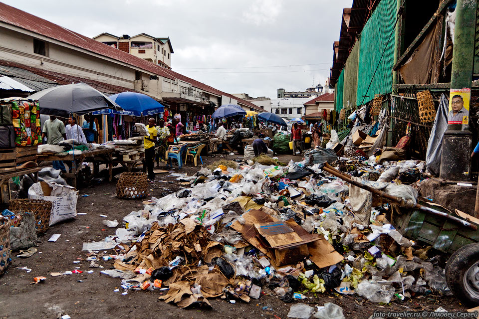 Горы мусора на базаре в Момбасе