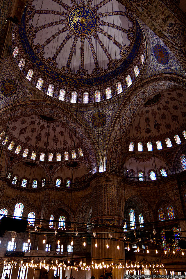 Центральный зал Голубой мечети имеет высоту 43 метра.
Купол и полукупола украшены надписями - сурами из Корана и изречениями пророка Мухаммеда.