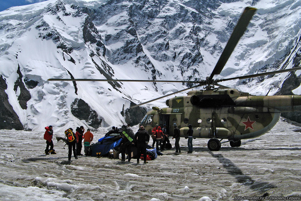Разгрузка вертолета на леднике Северный Иныльчек