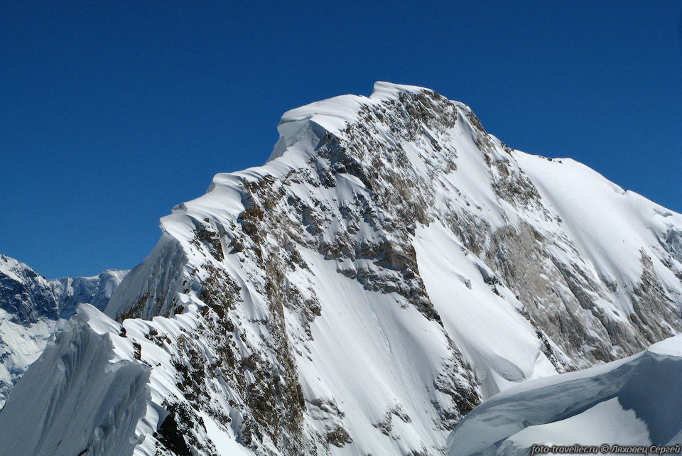Снежные надувы на пике Чапаева (6371 м)