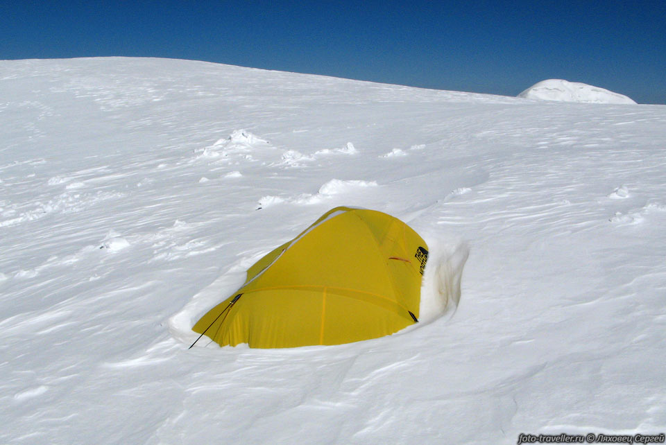 Палатка на перемычке в лагере 3 (5850 м)