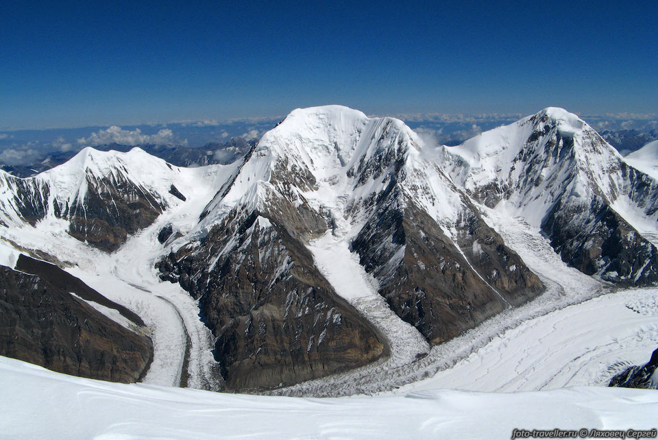 Пик Баянкол (5841 м)