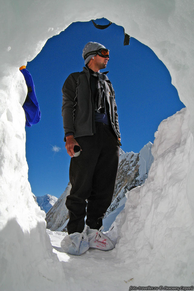 На перемычке (Лагерь 3) вырыты комфортные снежные пещеры