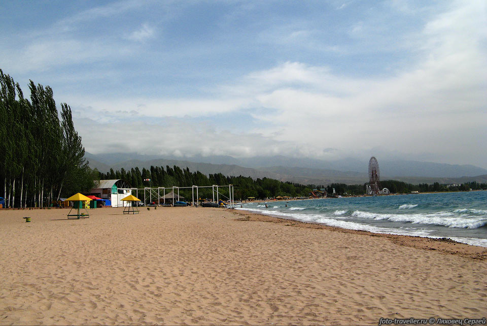 Пляж на берегу озера Иссык-Куль.
Озеро расположено на высоте 1608 м и глубина его достигает 702 м.