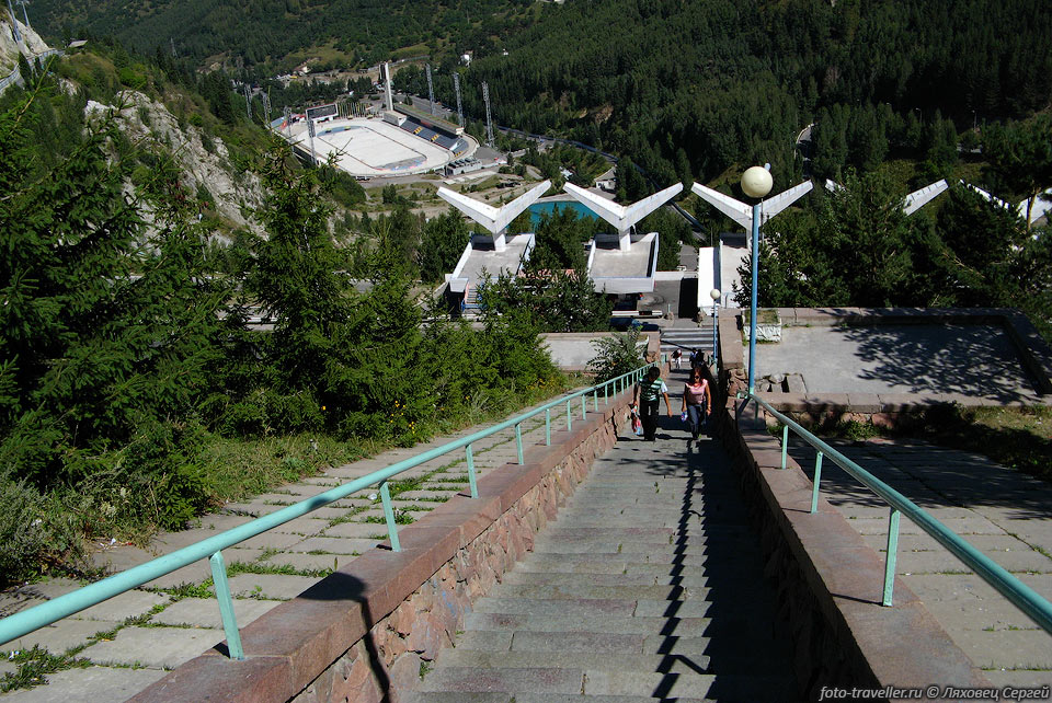 Ледовый каток Медео построенный в 1972 году расположен под плотиной 
недалеко от Алматы, известен всему миру.
Высокогорье способствует установлению рекордов, за всё время здесь было установлено 
170 мировых рекордов. 
От катка вверх на плотину ведут 842 ступени.