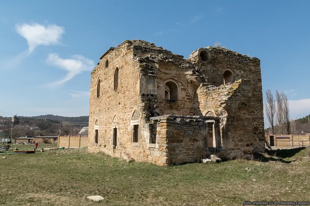 Развалины мечети Эски-Сарай - памятник крымско-татарской архитектуры
14 века, одна из старейших мечетей в Крыму. 
Расположена в селе Пионерское в долине реки Салгир. 