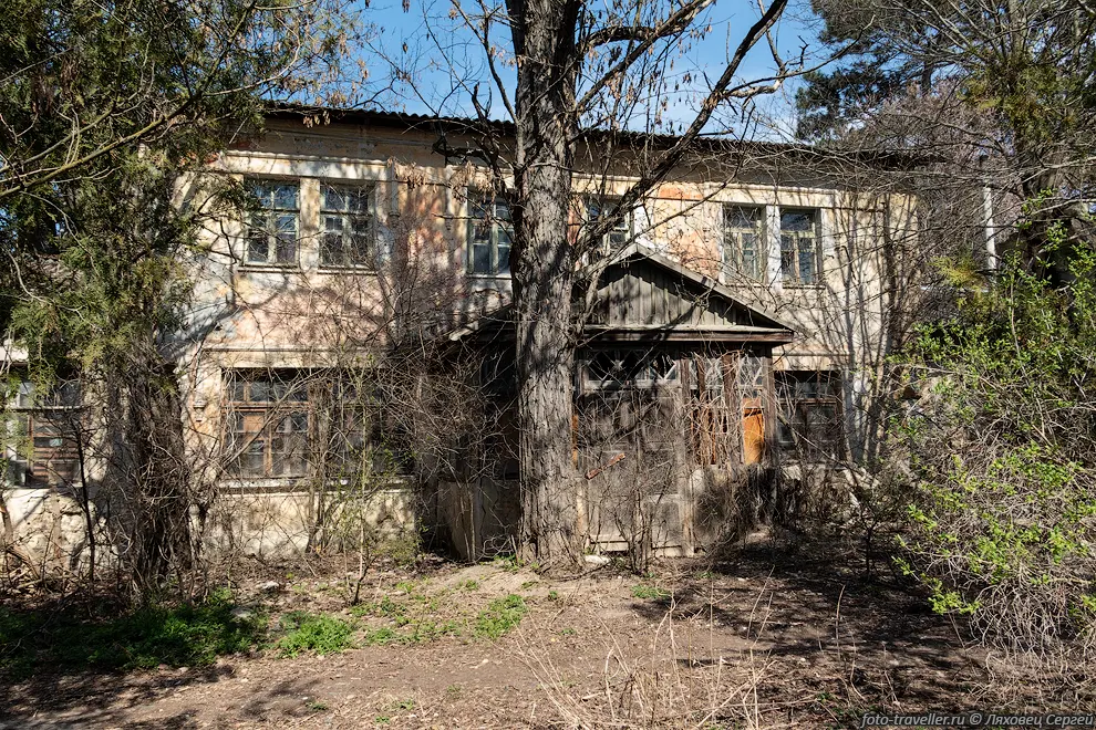 Заброшенный дом возле усадьбы Кесслера (Ферсмана).
Сама усадьба недавно восстановлена и огорожена хорошим забором.