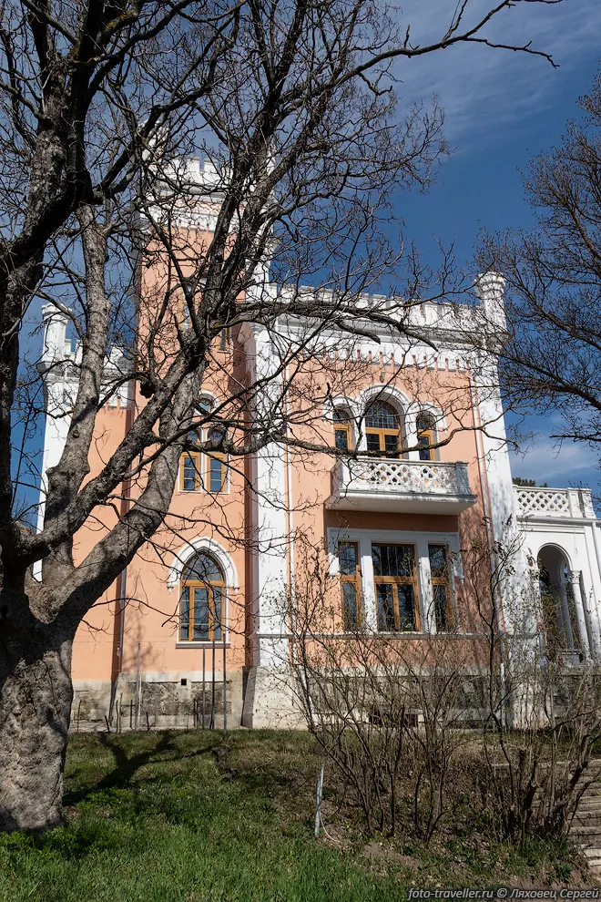 Усадьбы Кесслера (Ферсмана) расположена на холме над рекой Салгир.
Строил здание архитектор О. Г. Клаузен в неоготическом стиле в сочетании с мавританскими 
элементами.