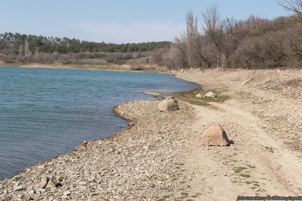 Берег Симферопольского водохранилища