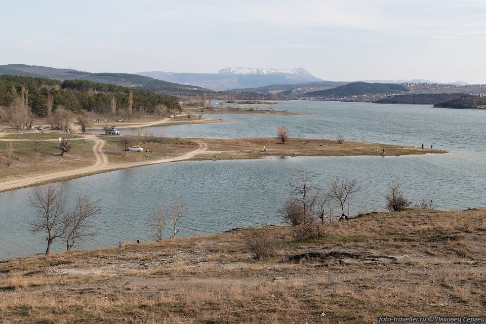 Вид с дамбы на Симферопольское водохранилище