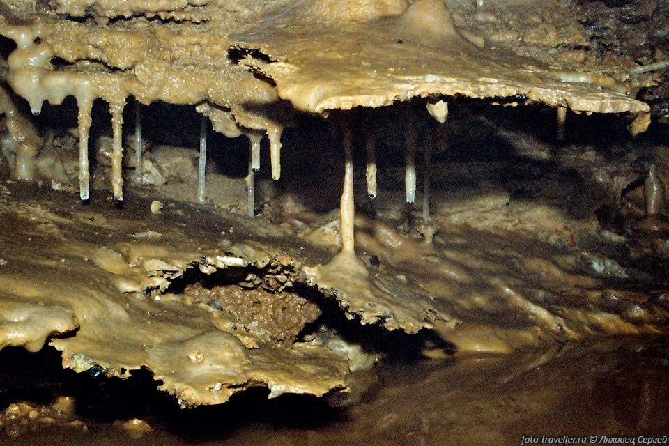 Пещера Артура Григоряна интересна тем, что в ней есть активный 
водоток, что редкость на Ай-Петри