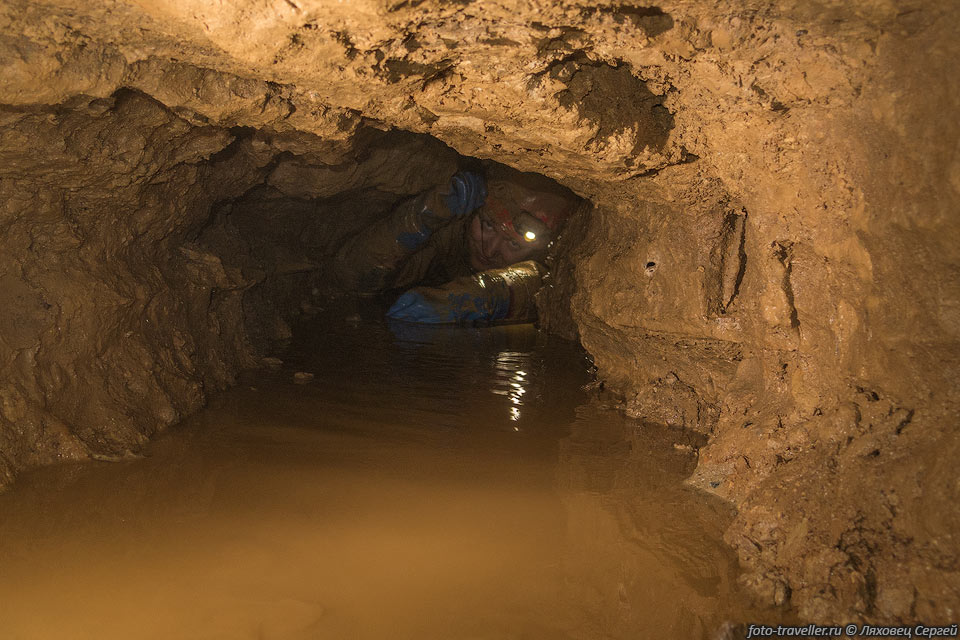 Сужение с грязью в пещере Партизанская