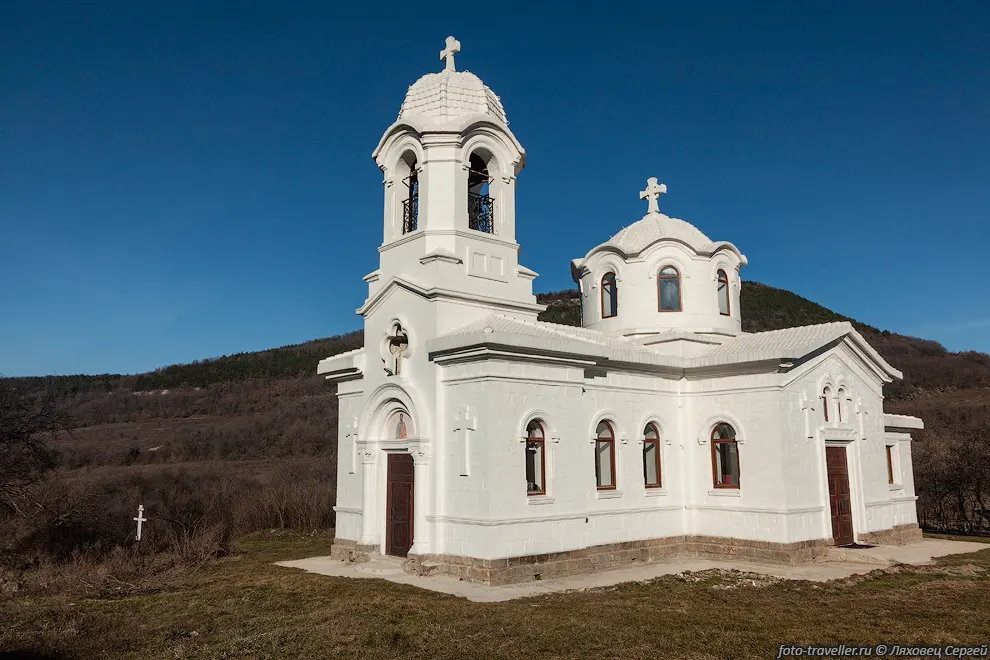 Храм святого Луки (село Лаки).
Посмотреть на живописные развалины нам уже не довелось.
Землю и храм кто-то уже использует в своих целях.