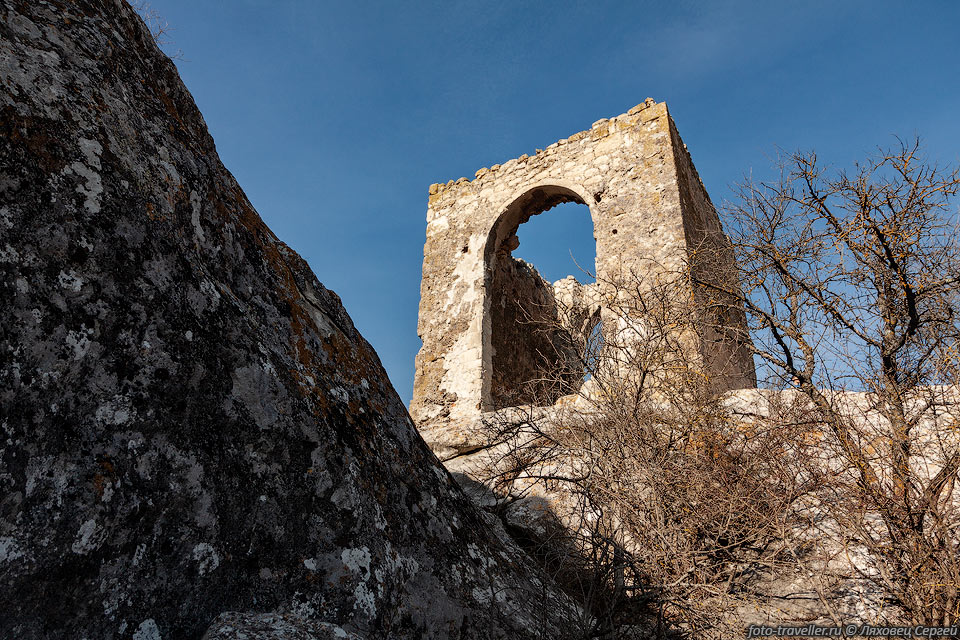 Развалины башни Кыз-Куле.