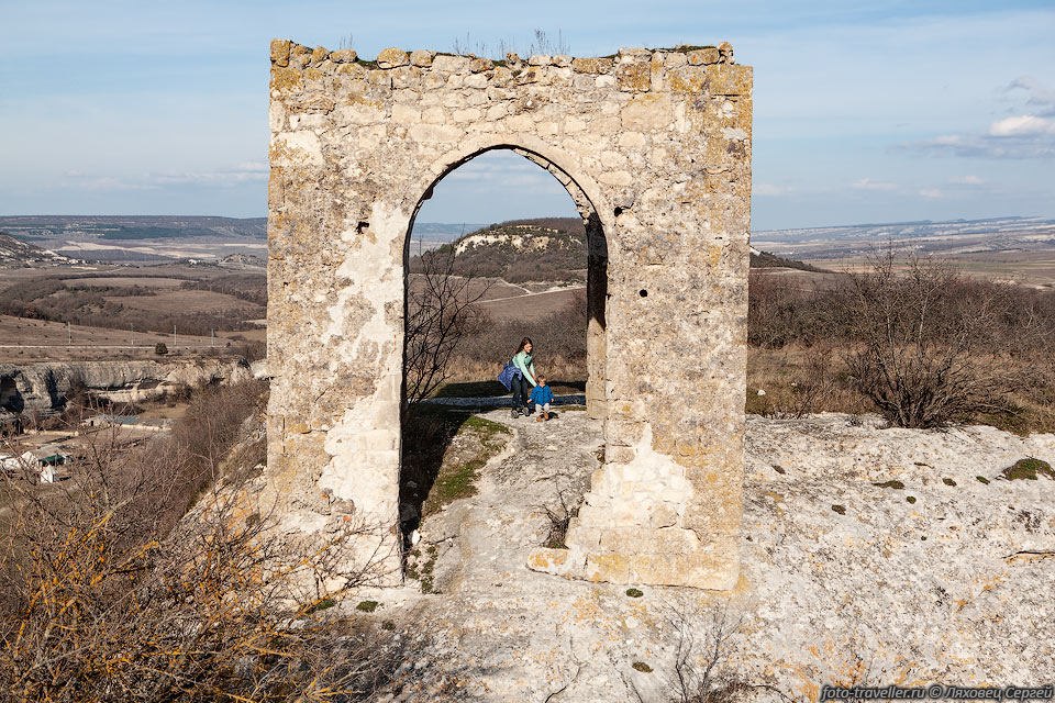 В 1933 году в крепости Кыз-Куле велись раскопки. Около башни вскрыты 
остатки часовни 11-13 века с гробницами в ней. 
Было установлено, что крепость Кыз-Куле в 14 веке погибла от пожара.