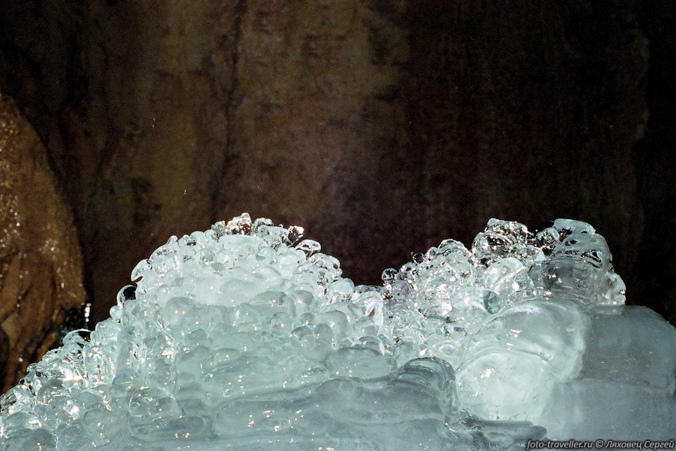 Верхушка ледяного натека в пещере Пастушка