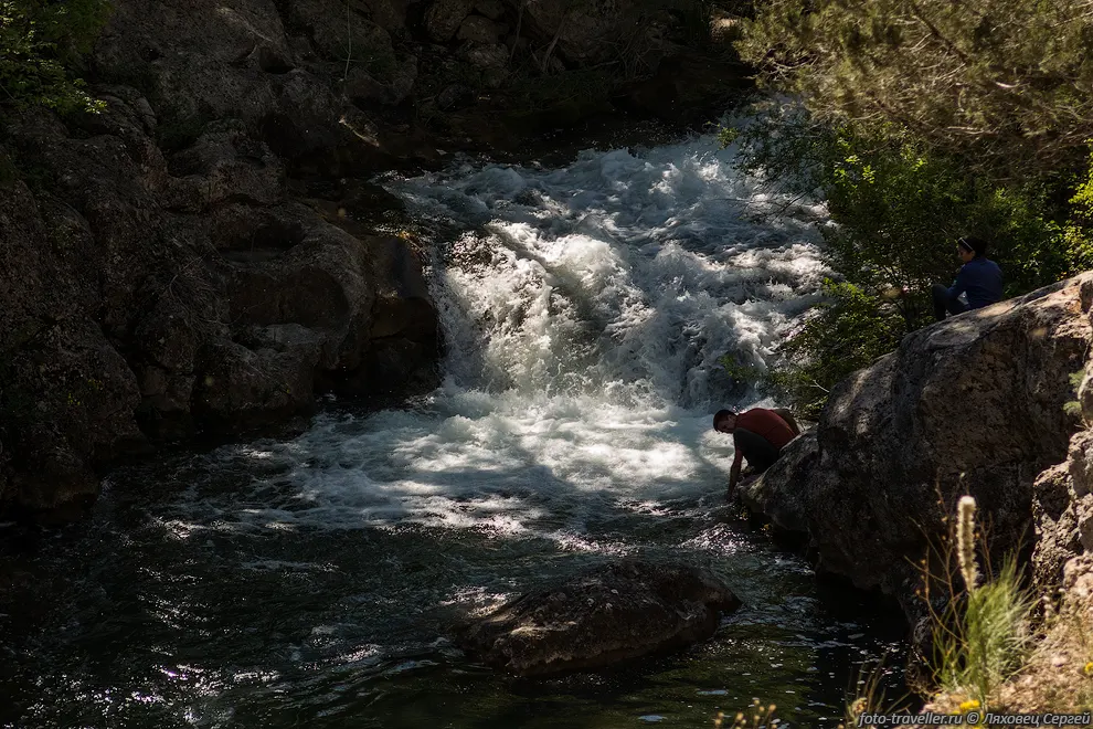 Небольшой водопад на реке Черная