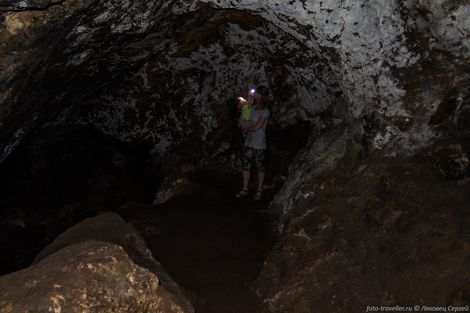 Пещера Сюндюрлю-Коба имеет два больших входа, далее наклонный 
ход постепенно уменьшается и идет вниз на глубину 35 м