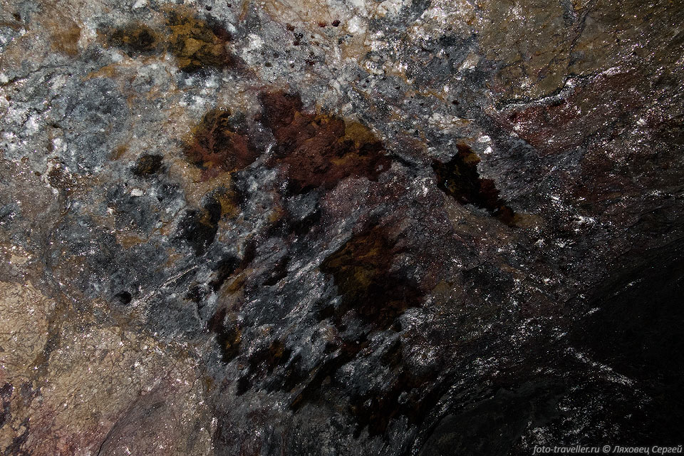 В пещере натечных образований очень мало