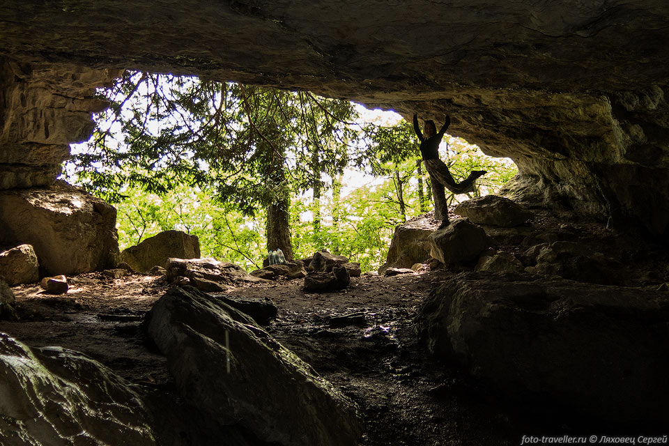 В привходовой части пещеры Данильча-Коба сохранились остатки небольшого 
храма 8-9 веков