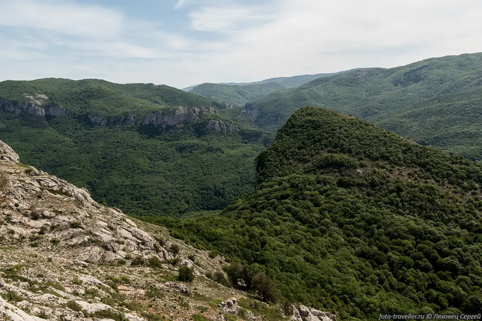 Прямо расположен Большой каньон Крыма