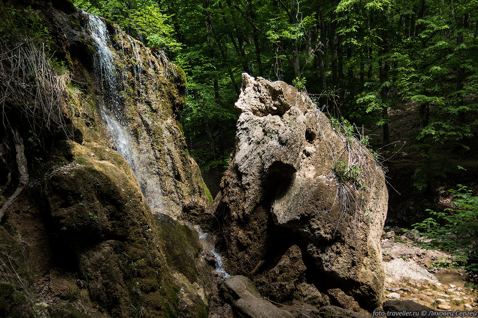 Разрушенный водопад Серебряные струи