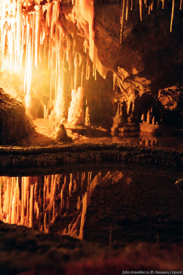 Отражение в озере. 
Пещера Камнепадная.