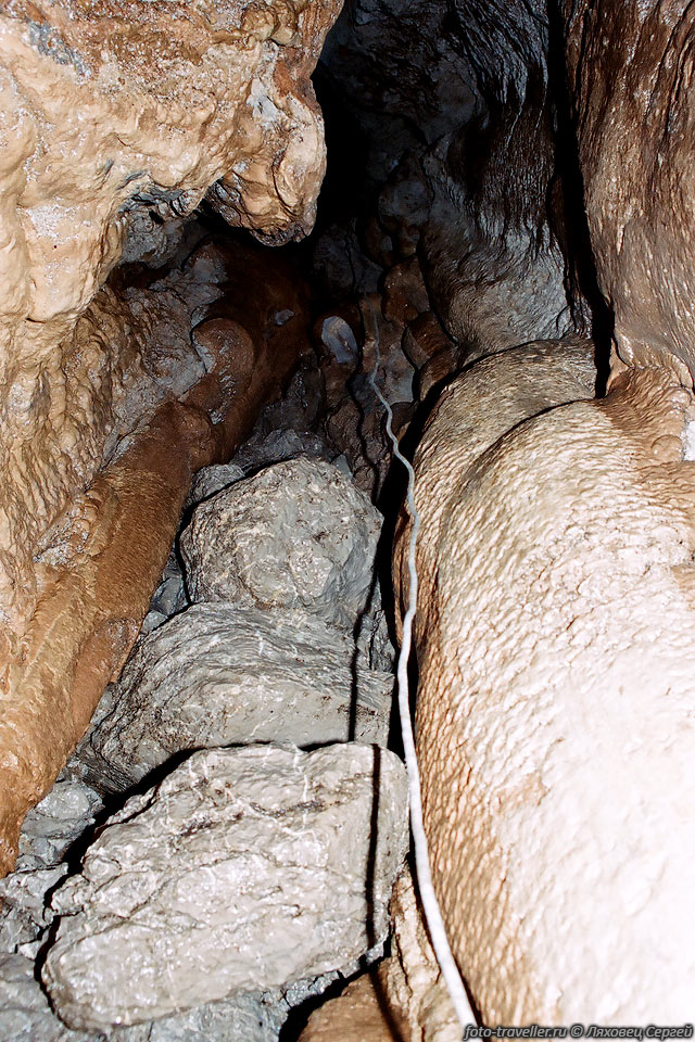 Висящие камни. 
Колодец в пещере Камнепадная.
