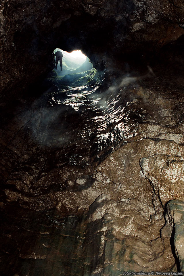 Входной колодец в пещере Камнепадная