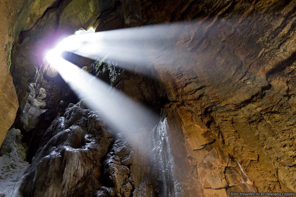 Вид пещеры с солнечными лучами кардинально меняется