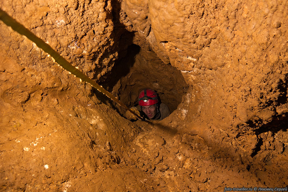 Шурик вылазит с самой нижней части пещеры.
Грязновато и не широко.