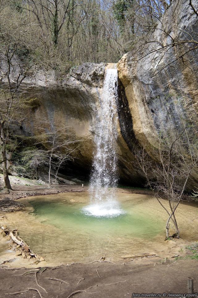 Водопад Козырек находится в Байдарской долине,
на речке Кубалар