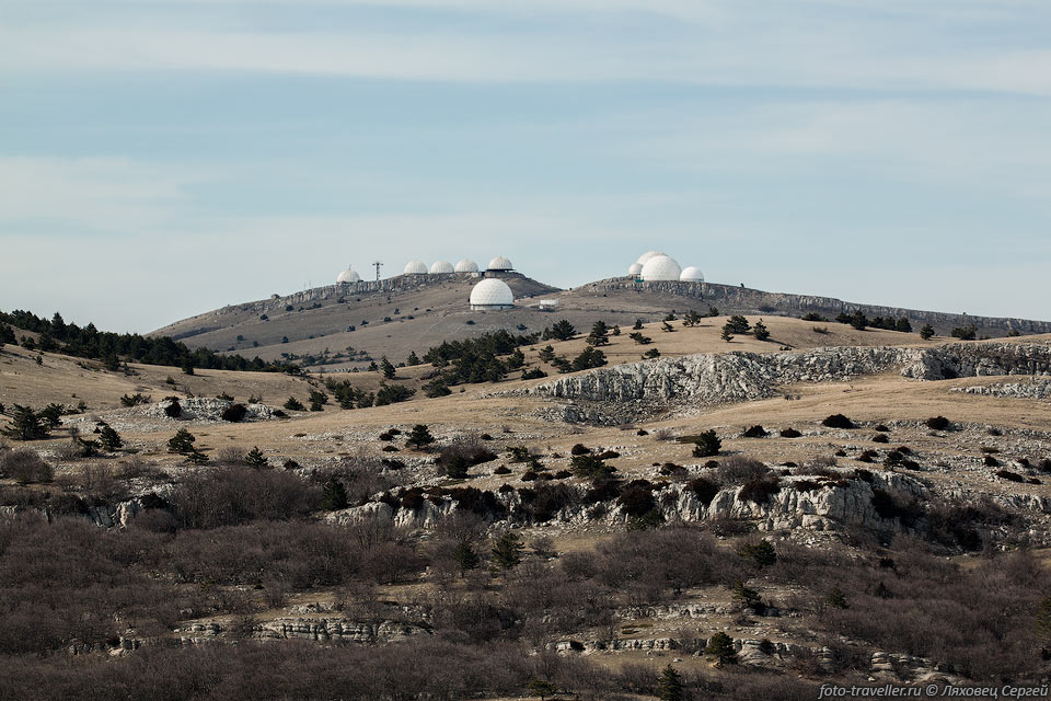 Гора Перепелиная (Бенеде-Кыр).
Белые шары - это защитные купола радарных установок воинской части.