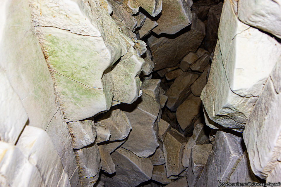 Строение пещеры Тёплая необычно, также необычна теплая тяга из 
пещеры