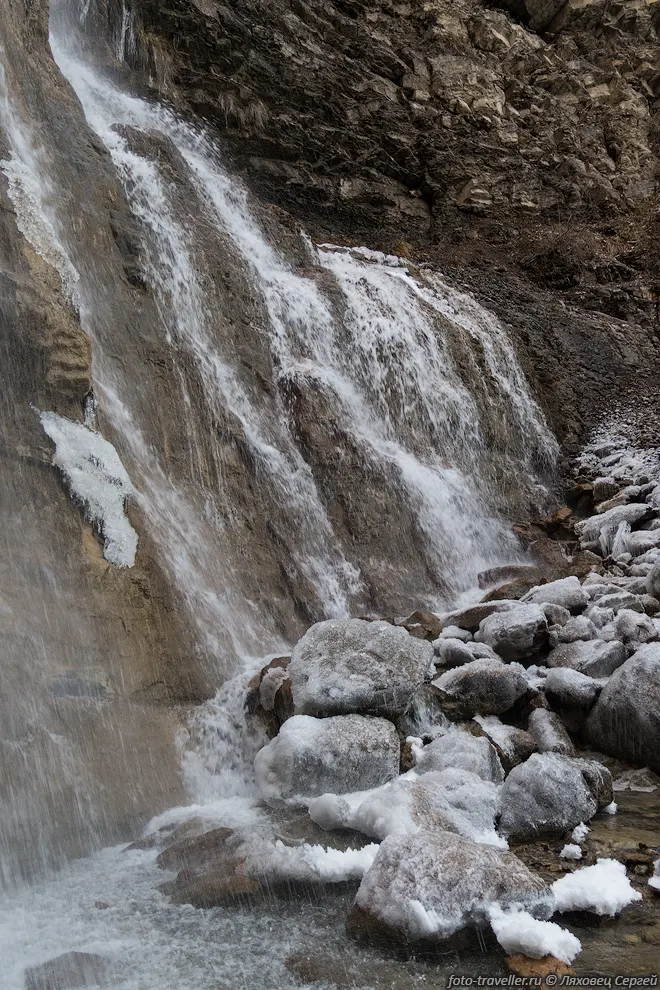Зимой в водопаде воды прилично