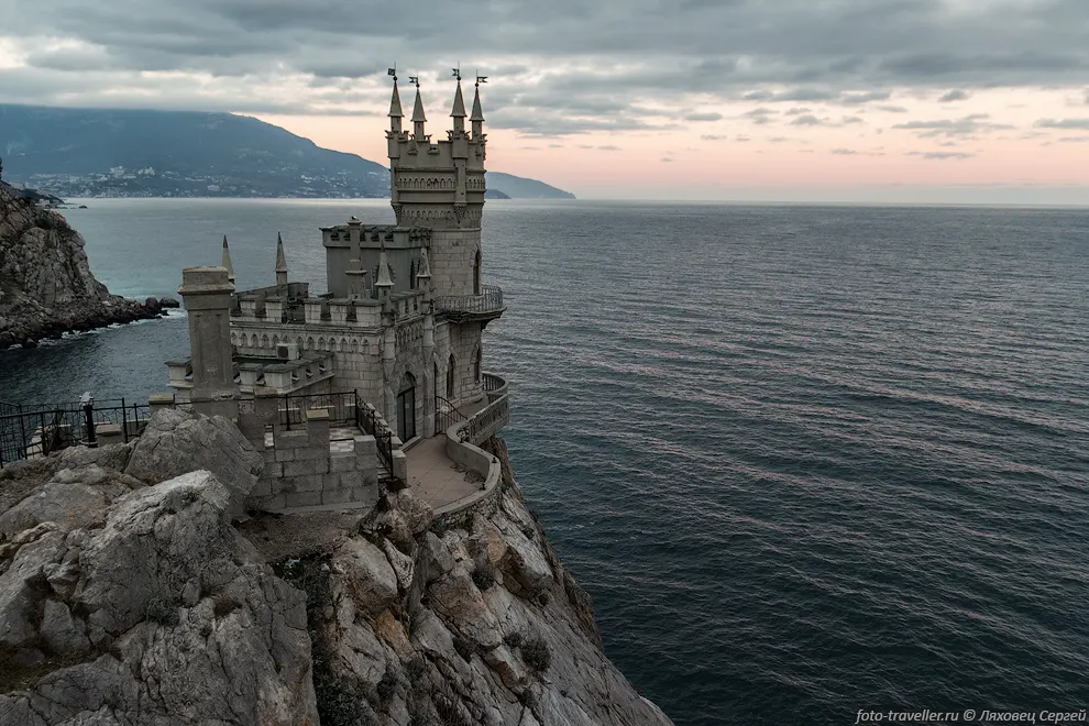 В 1927 году в Крыму произошло сильное землетрясение, в
результате которого образовалась большая трещина в скале, а сад обрушился в 
море.
Обзорная площадка нависла над пропастью, но само здание практически не 
пострадало.
Восстановление началось в конце 1960-х годов. Скала была укреплена, под замок 
подведена плита, и была проведена реставрация.