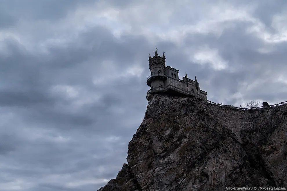 Вид на замок с пирса