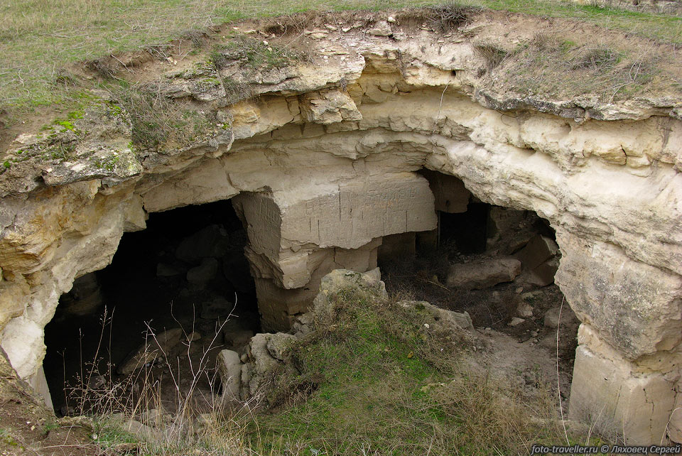 Один из входов в Ак-Манайские каменоломни
