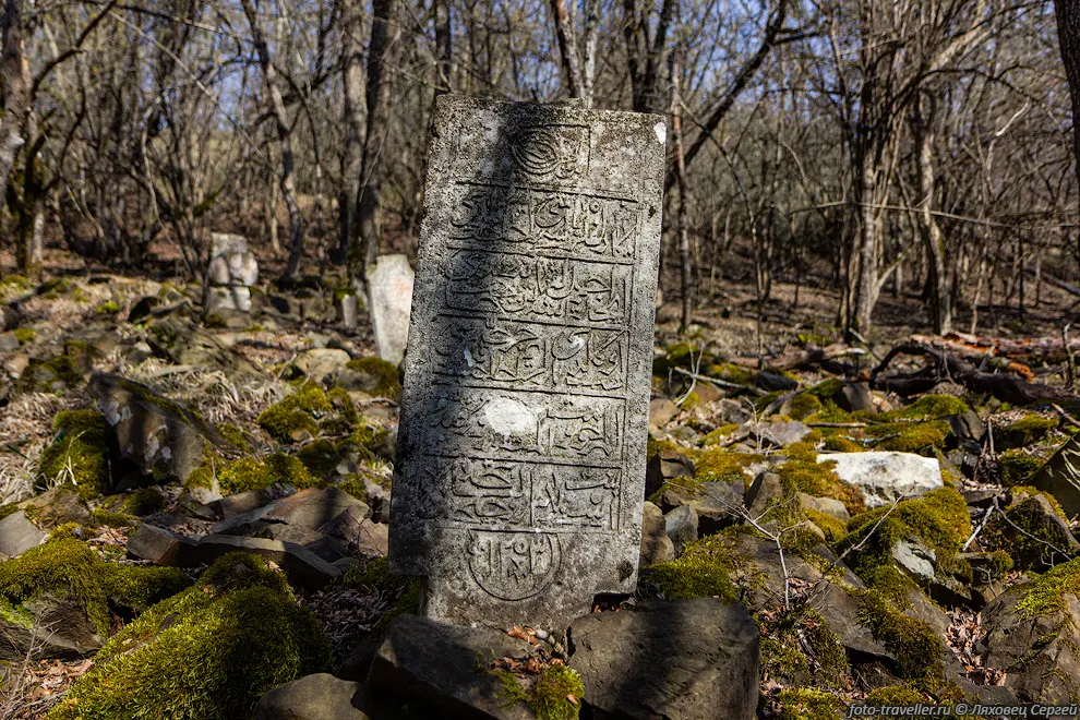 Старое татарское кладбище в долине реки Альма