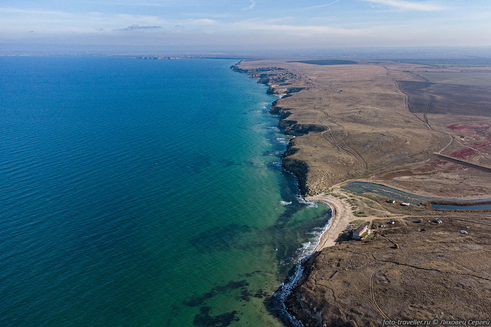 Арабатский залив в районе урочища Рыбное.
Вдали виден полуостров Казантип.