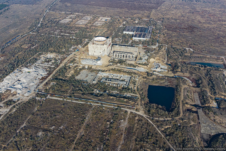 Недостроенная Крымская атомная электростанция расположеная вблизи 
города Щёлкино на берегу солёного озера.
Крымская АЭС, после распада СССР была заброшена с готовностью первого энергоблока 
80%, было даже завезено ядерное топливо.