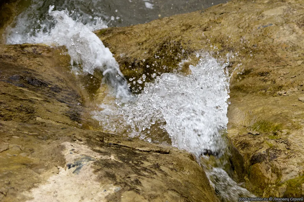 Арпатские водопады какие-то не водопадистые.
Воды чего-то маловато.
На основном 10 метровом водопаде воды практически нет.