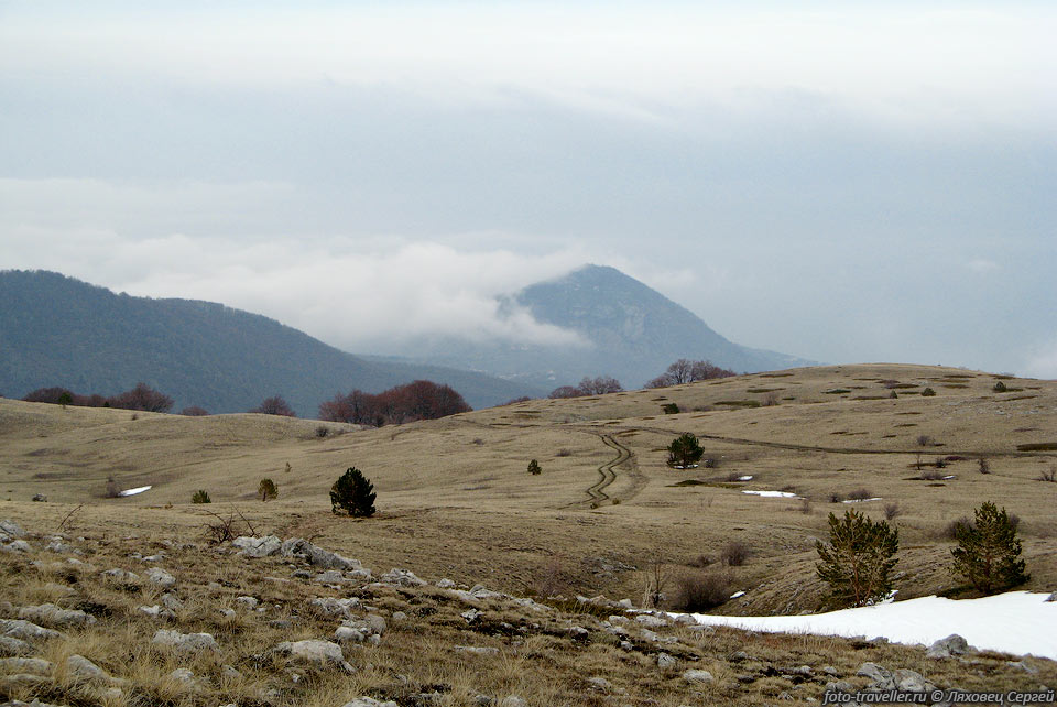 Бабуган-Яйла самый высокий массив в Крыму. 
Высшая точка гора Роман-Кош (1545 м ) является самой высокой точкой Крыма.
Название Бабуган в переводе с крымскотатарского языка означает «белладонна» (волчья 
ягода).