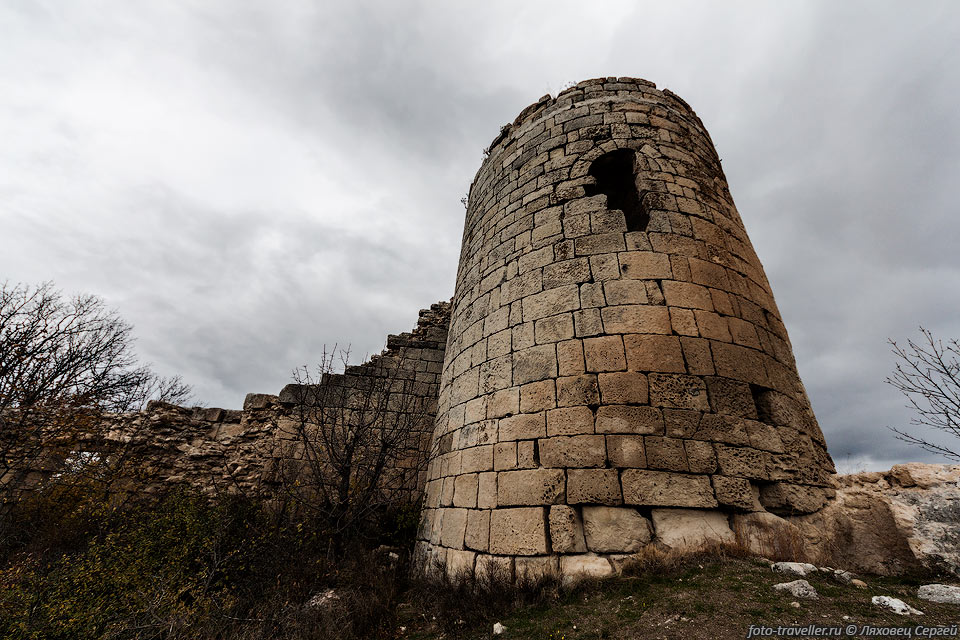 На мысе Куле-Бурун сохранилась одна крепостная башня диаметром 
8 метров 