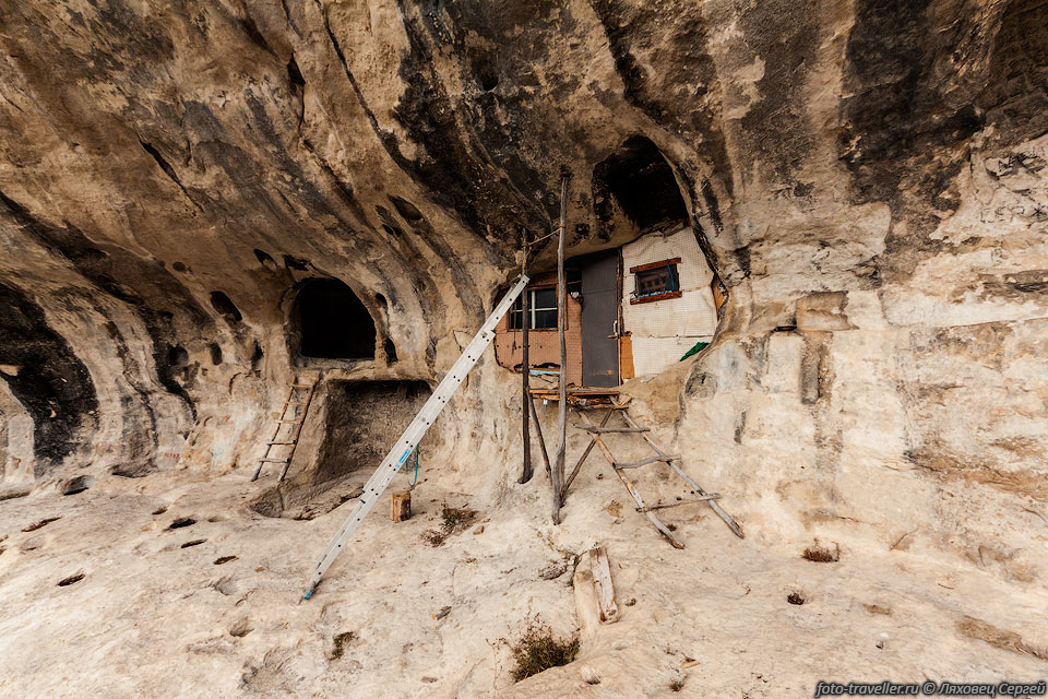 Название Челтер-Коба в переводе с крымскотатарского буквально 
означает Решётка-пещера.
Комплекс монастыря состоит из пещерного главного храма, келий и трапезной.
Всего в монастыре насчитывается более 50 пещер. Сейчас монастырь опять действует.