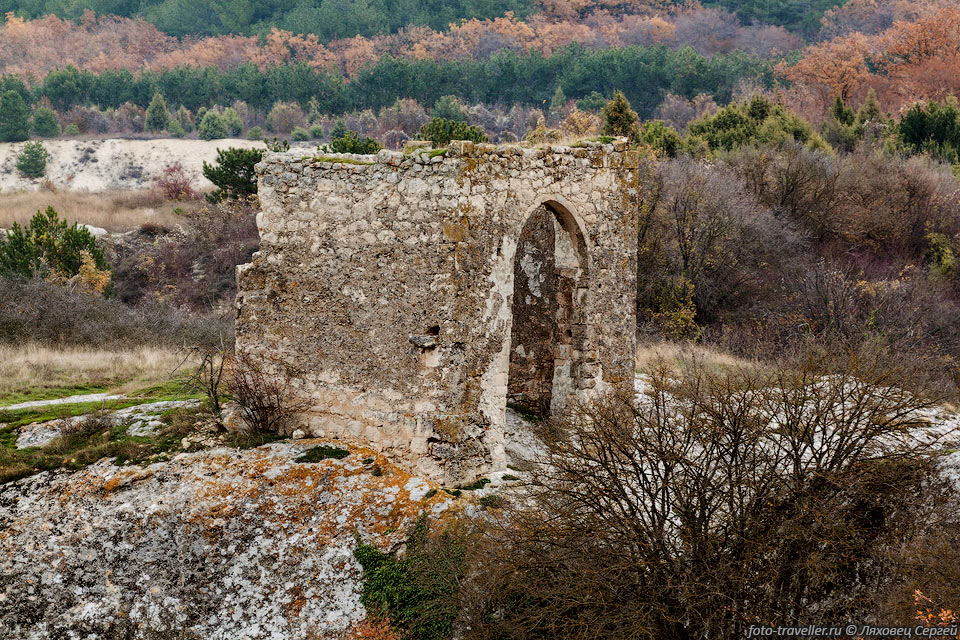 Кыз-Куле (Девичья башня) - средневековая крепость.
Кыз-Куле возник не ранее 10-11 веков.