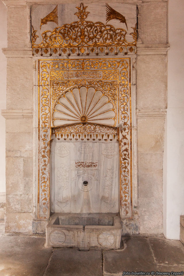 Золотой фонтан (Маг-зуб) изготовлен из мрамора и находится в фонтанном 
дворике возле входа в малую мечеть.
Фонтан использовался для обряда омовения.
